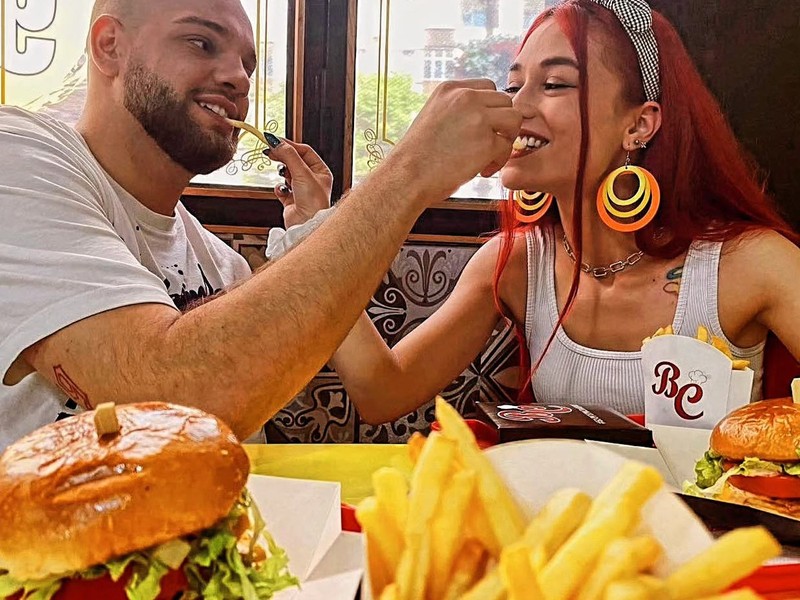 Гости на Burger Chef се хранят на маса
